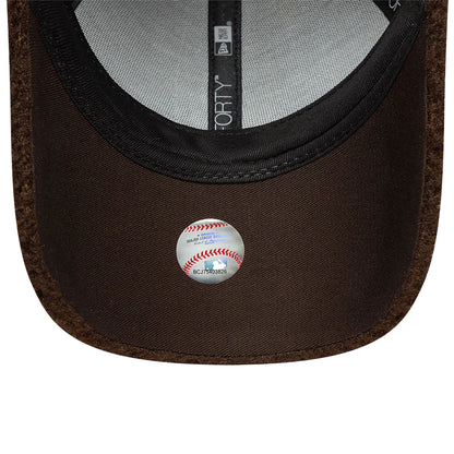 This is a Atlanta Braves Womens MLB Borg Dark Brown 9FORTY Adjustable Cap 4