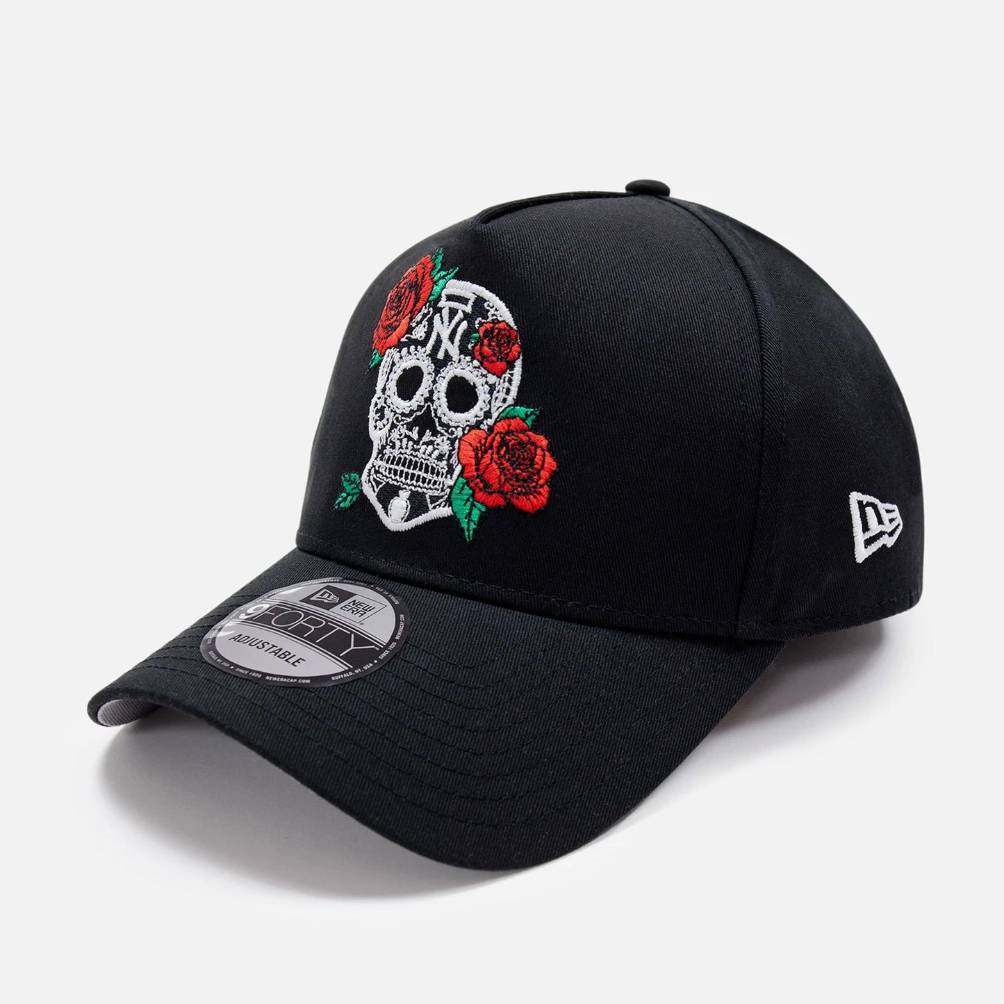 This is a New York Yankees Glow In The Dark Sugar Skull Black 9FORTY E-Frame Adjustable Cap 5