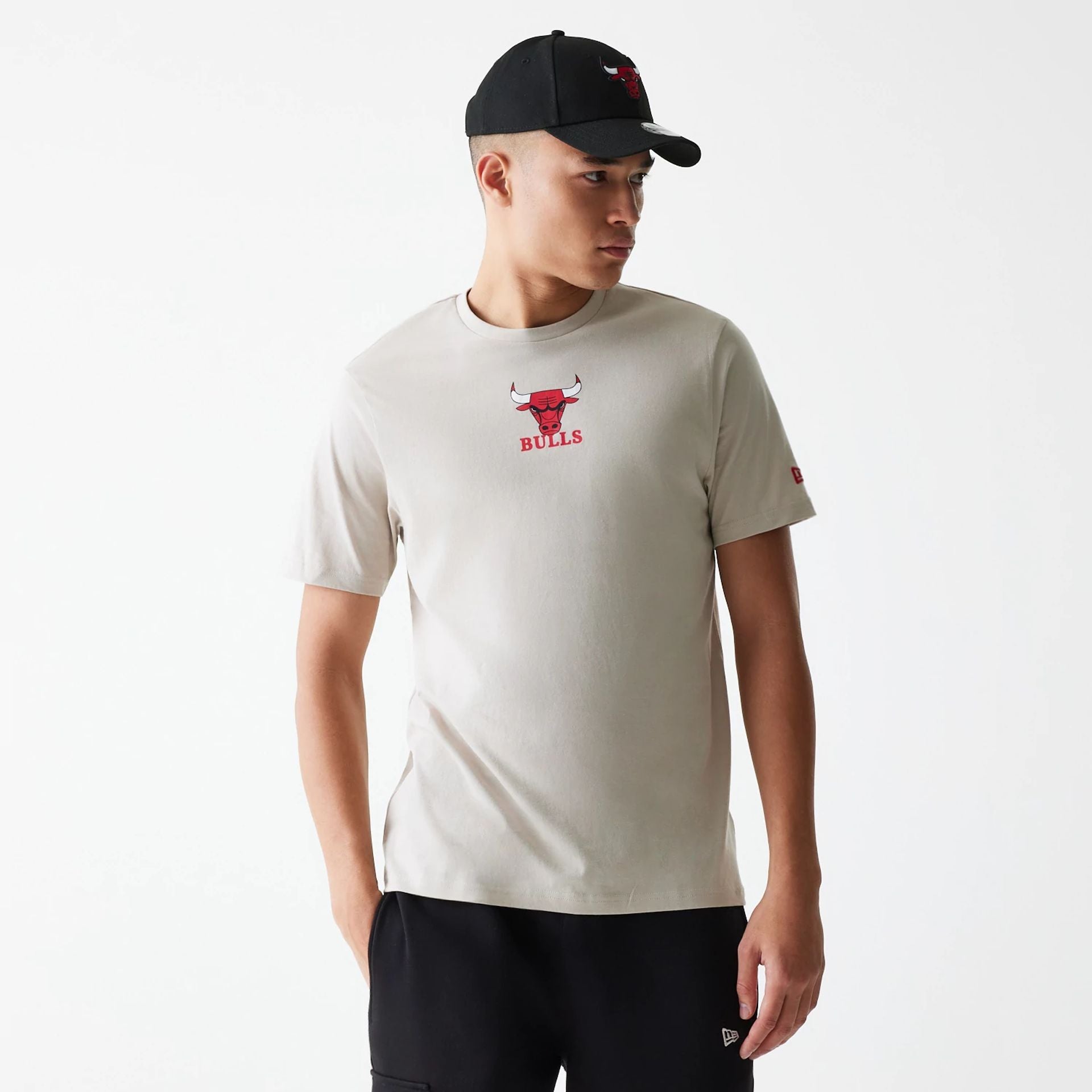 The Male model is wearing Chicago Bulls NBA Logo Cream T-Shirt 1