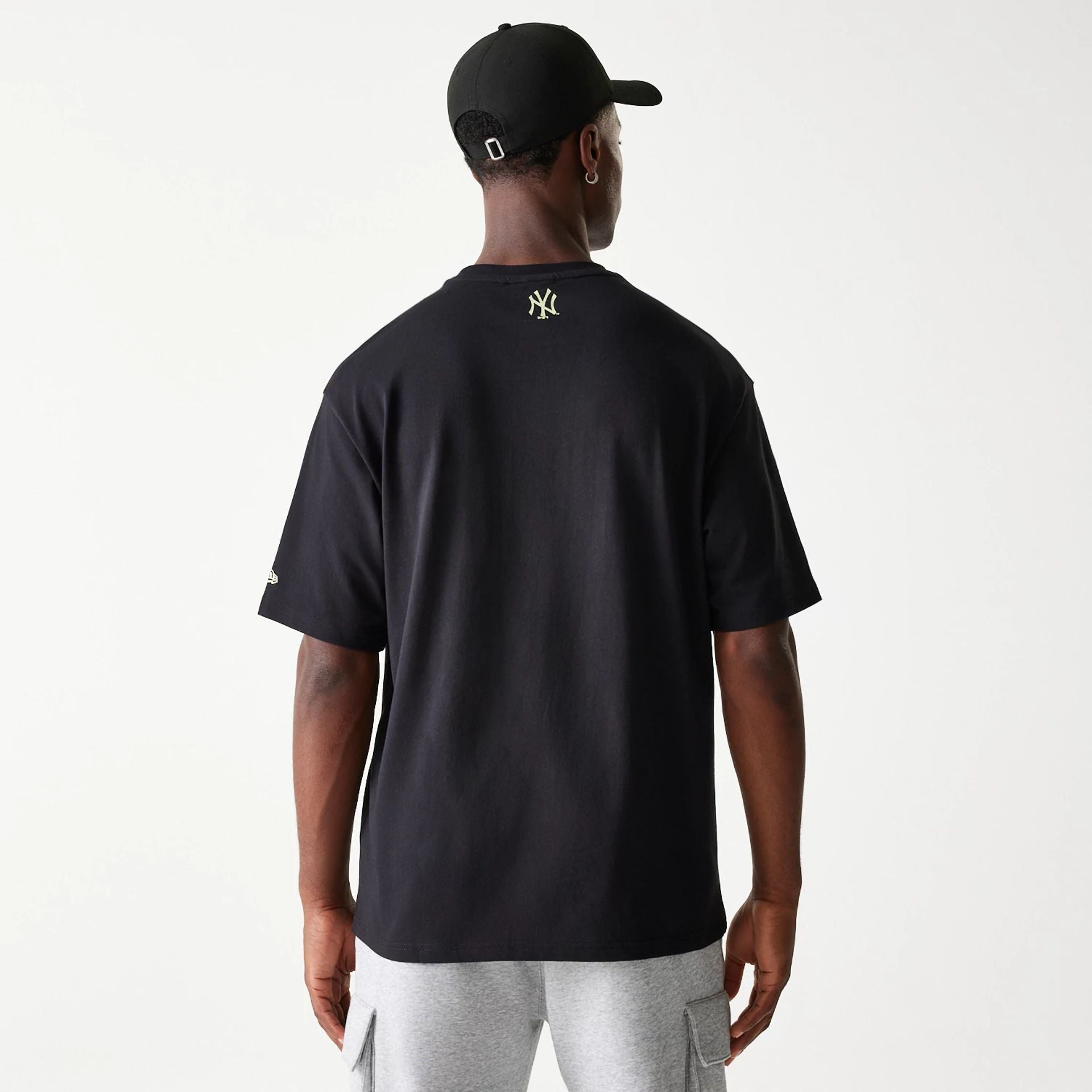 The Male model is wearing New York Yankees MLB Glow Black Oversized T-Shirt 3