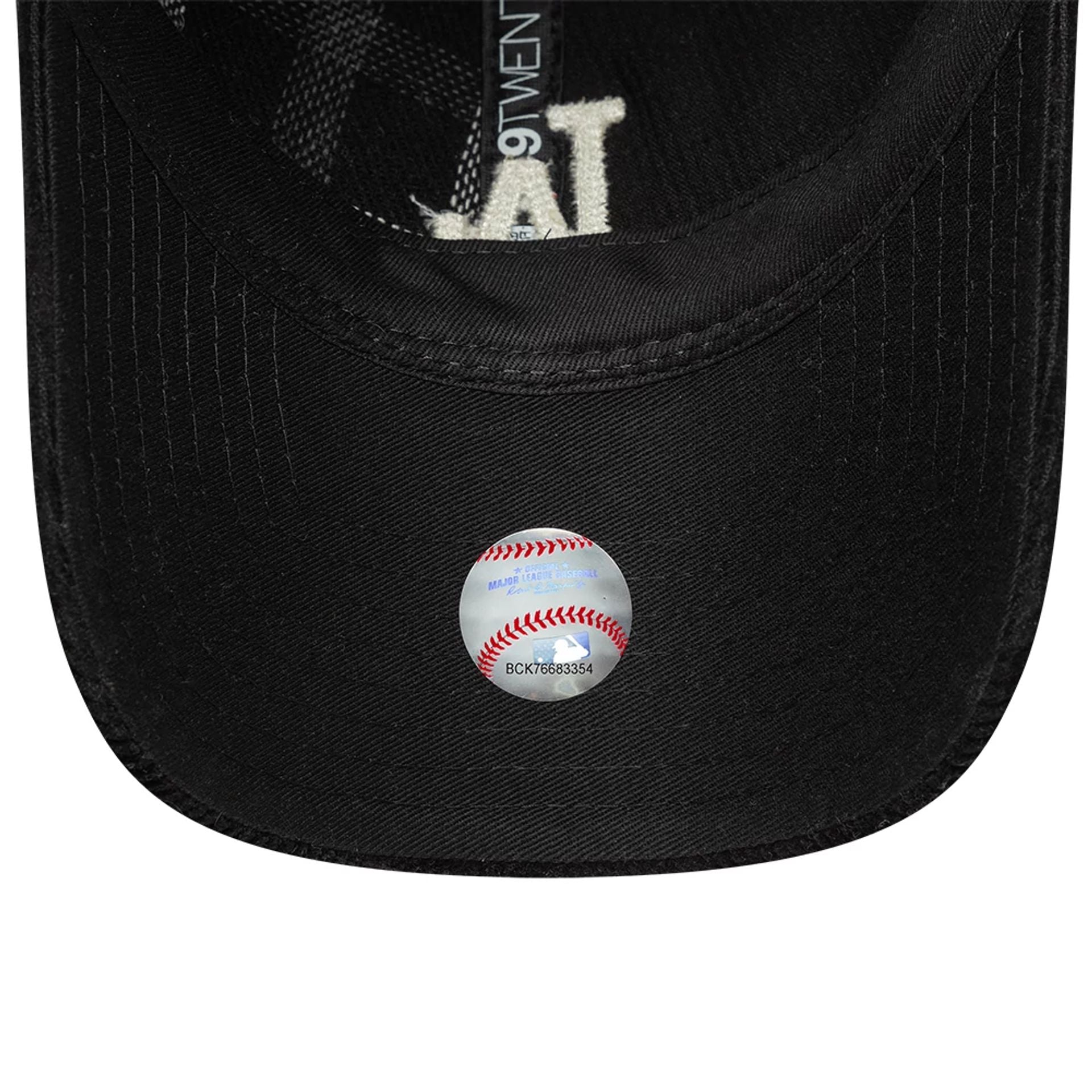 This is a LA Dodgers MLB Contrast Black 9TWENTY Adjustable Cap 2