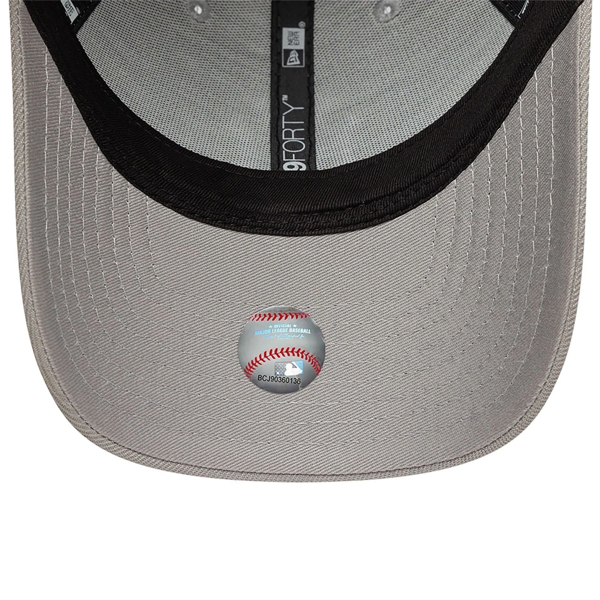 This is a New York Yankees Essential Pack Grey 9FORTY Snapback Cap 4