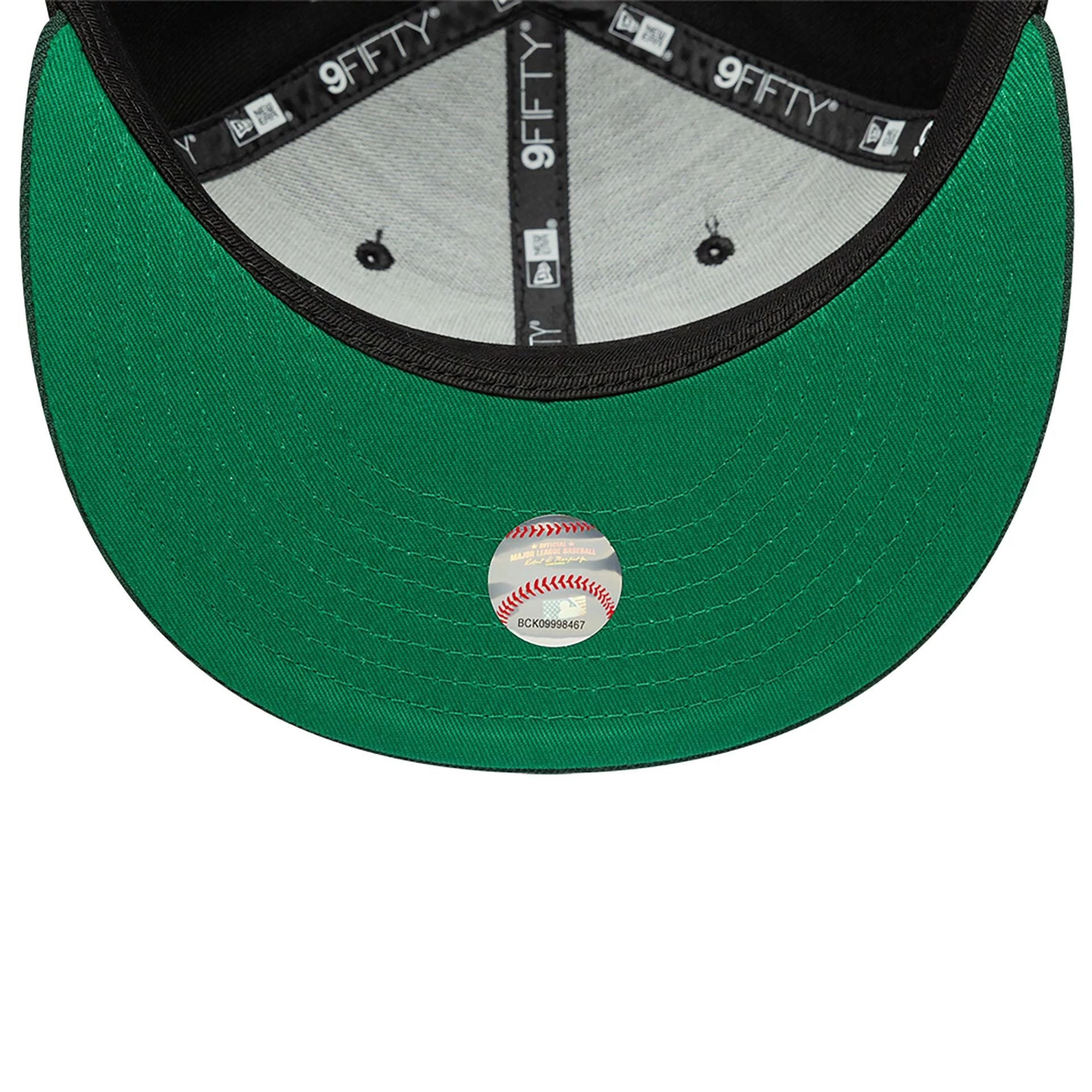 This is a Oakland Athletics MLB Skull Black 9FIFTY Snapback Cap 2