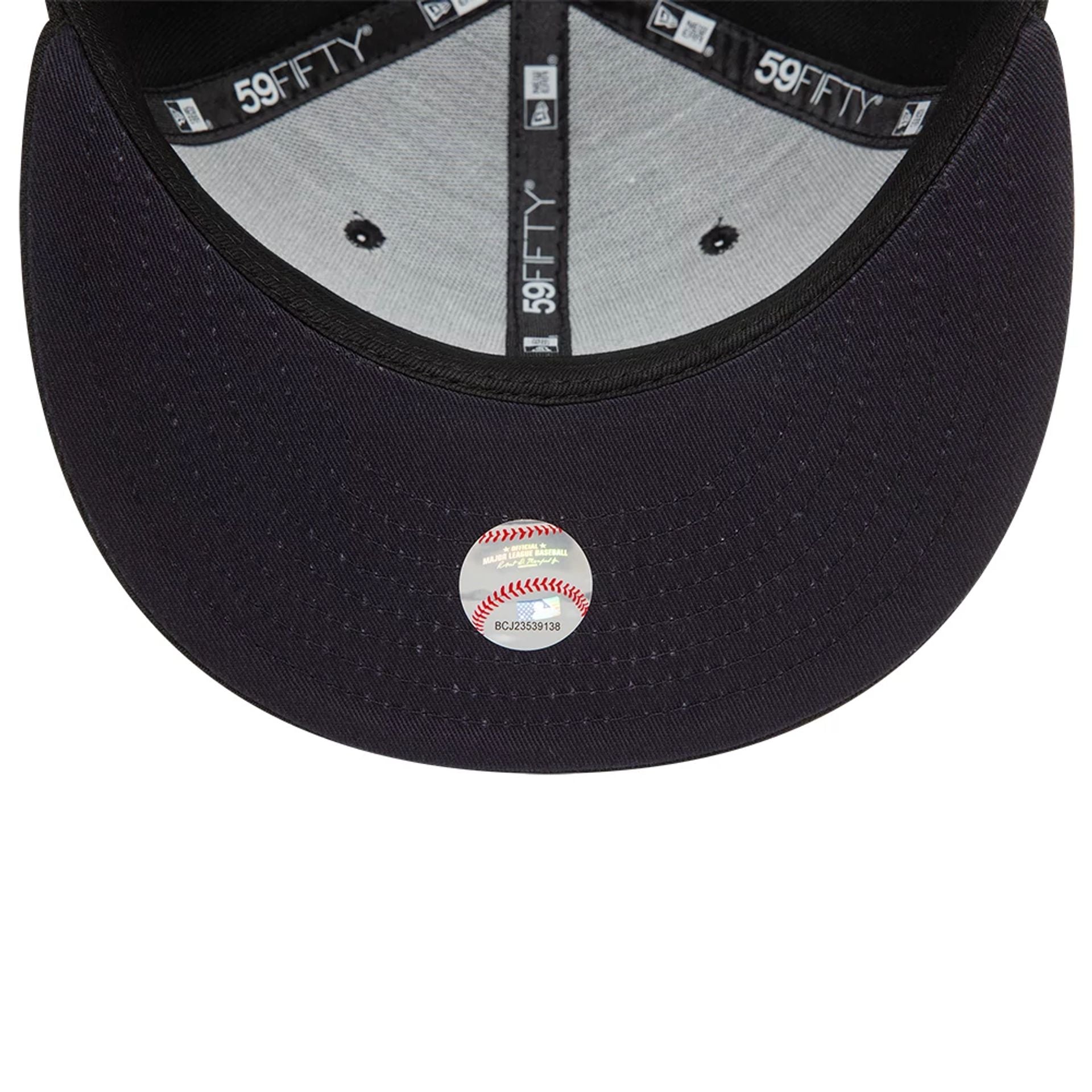 This is a Atlanta Braves Heart Black 59FIFTY Fitted Cap 2