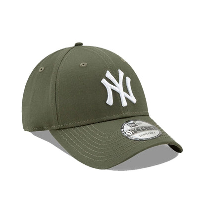 This is a New York Yankees Essential Green 9FORTY Cap 1