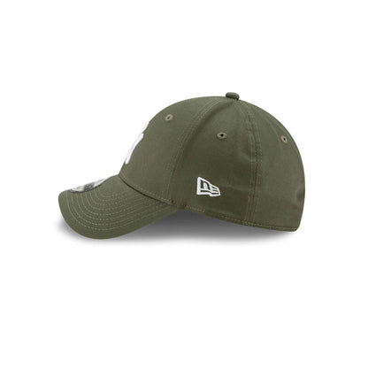 This is a New York Yankees Essential Green 9FORTY Cap 4